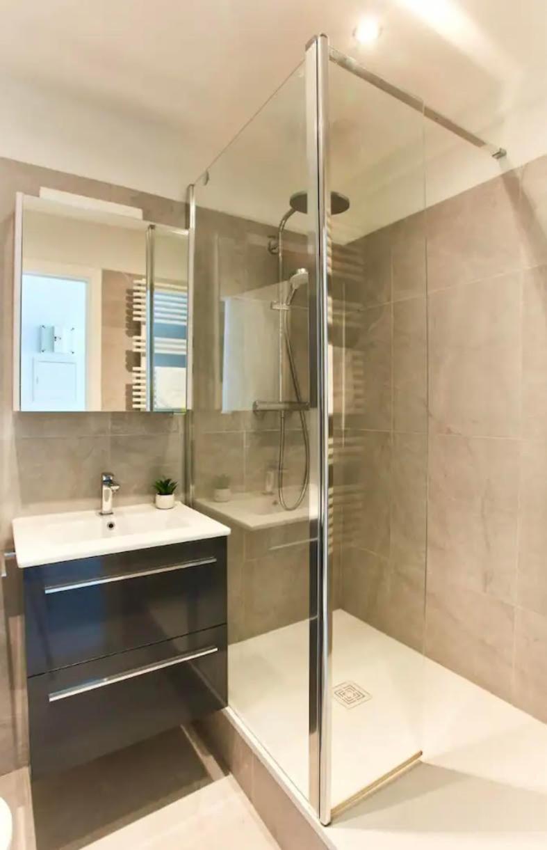 Modern 1Br By Parc Monceau Apartment Paris Luaran gambar